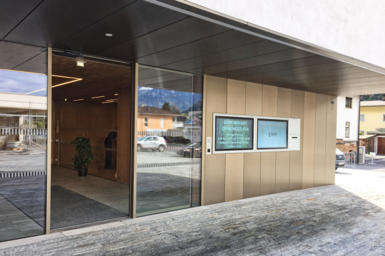 Empfangsmonitor, Digitaler Aushang, Bürgerinformation, Kontaktlose Kommunikation, Digital Signage, Display, Semi-Outdoor, Eingangsbereich
