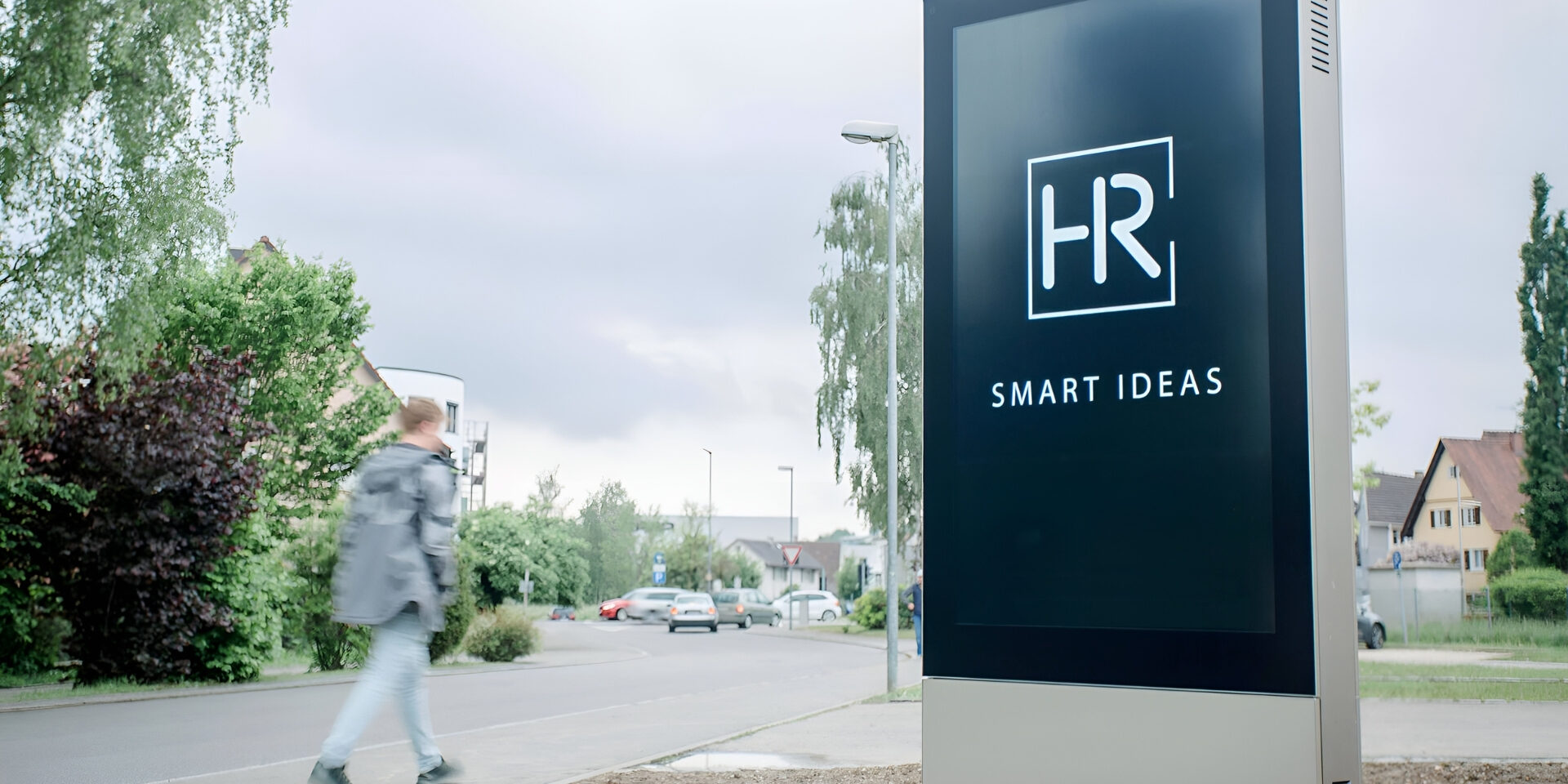 Outdoor-Stele, Digital Signage, Digitale Außenwerbung, Hochformat, Outdoor Stele