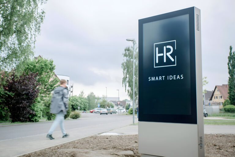 Outdoor-Stele, Digital Signage, Digitale Außenwerbung, Hochformat, Outdoor Stele